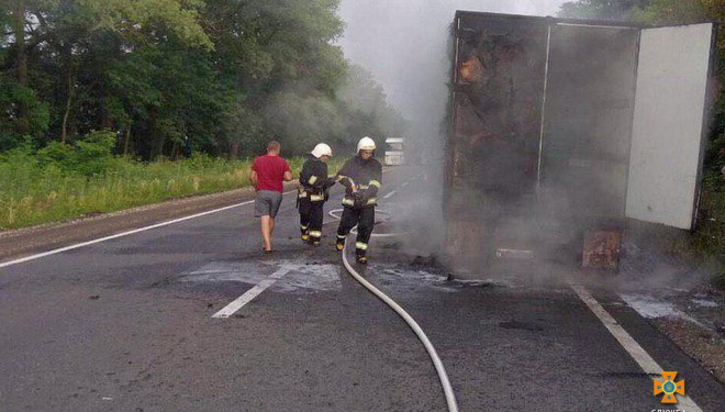 Посеред дороги у Тернополі загорівся вантажний автомобіль