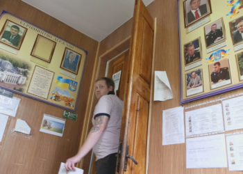 На Тернопільщині люди викликали поліцію до хлопчика, що грався в російського шпигуна (фото)