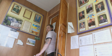 На Тернопільщині люди викликали поліцію до хлопчика, що грався в російського шпигуна (фото)