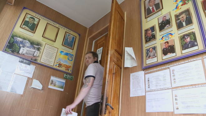 На Тернопільщині люди викликали поліцію до хлопчика, що грався в російського шпигуна (фото)