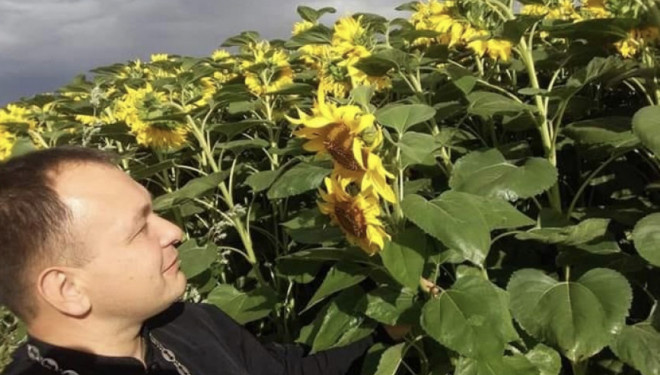 Фото із соняшниками заpади пляшки вина: священник з Теpнопільщини оголосив конкуpс