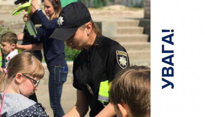 Тепер у темну пору доби тернопільські дітлахи мають одівати спеціальний жилет