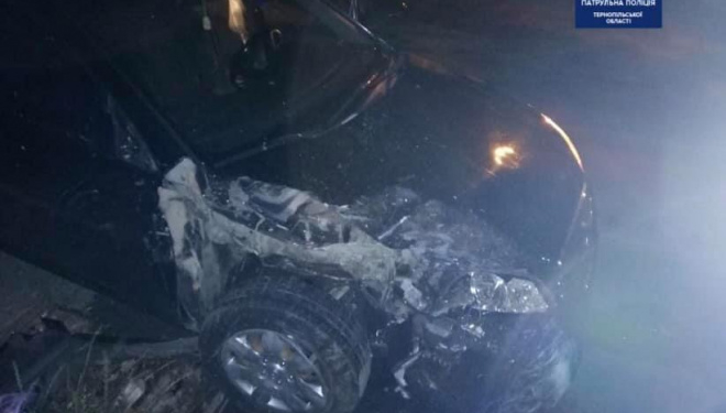 Посеред ночі у Тернополі трапилося ДТП (фотофакт)