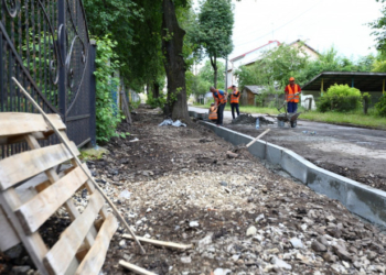 У Тернополі біля однієї зі шкіл ремонтують тротуар (фотофакт)