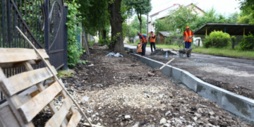 У Тернополі біля однієї зі шкіл ремонтують тротуар (фотофакт)