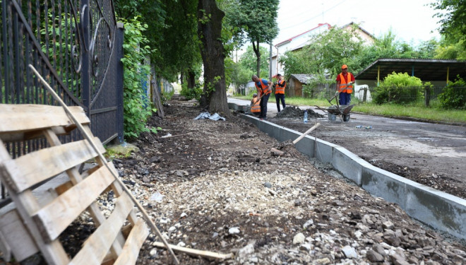 У Тернополі біля однієї зі шкіл ремонтують тротуар (фотофакт)