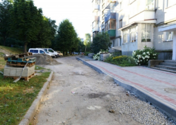 Пішохідну зону облаштовують у дворі на вулиці Чалдаєва у Тернополі (фотофакт)