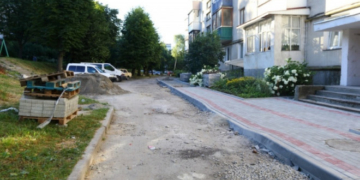 Пішохідну зону облаштовують у дворі на вулиці Чалдаєва у Тернополі (фотофакт)