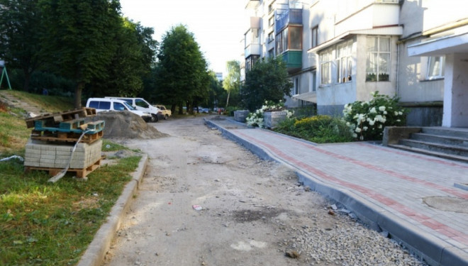 Пішохідну зону облаштовують у дворі на вулиці Чалдаєва у Тернополі (фотофакт)