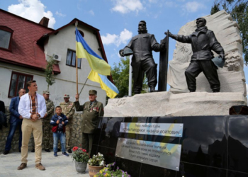 За сприяння Михайла Головка у Збаражі встановили пам’ятник Героям Небесної Сотні Устиму Голоднюку та Назарію Войтовичу (фото, відео)