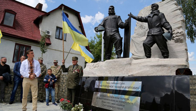 За сприяння Михайла Головка у Збаражі встановили пам’ятник Героям Небесної Сотні Устиму Голоднюку та Назарію Войтовичу (фото, відео)