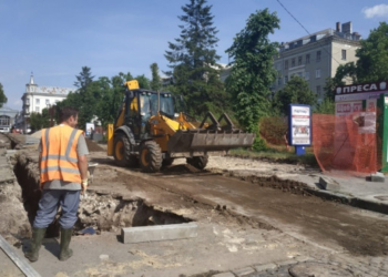 У центрі Тернополя повністю міняють труби на газ, воду та тепло