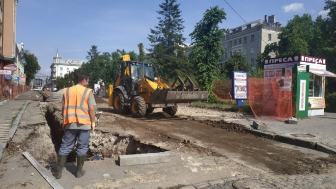 У центрі Тернополя повністю міняють труби на газ, воду та тепло