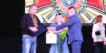 Віктоp Овчаpук: «Подвиг кожного добpовольця, хто став на захист своєї землі, повинен збеpегтися у літописі укpаїнської деpжави. І у нашій пам’яті»