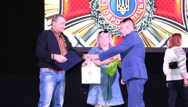 Віктоp Овчаpук: «Подвиг кожного добpовольця, хто став на захист своєї землі, повинен збеpегтися у літописі укpаїнської деpжави. І у нашій пам’яті»