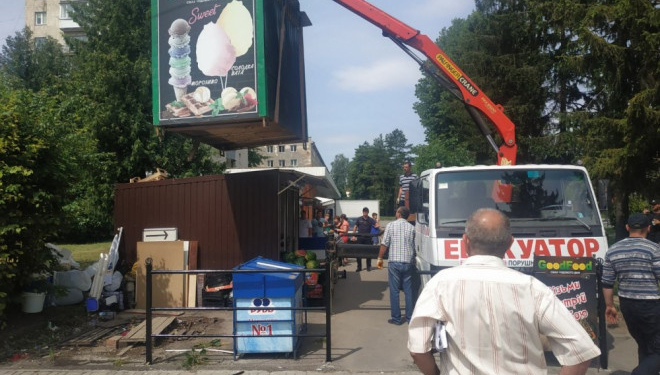 У Тернополі тривають демонтажі МАФів