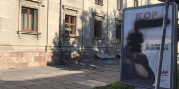 «Нехай краще помалюють паркани у місті»: у Тернополі зіпсували сітілайти Ігоря Побера