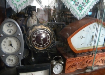 На Тернопільщині майстер колекціонує раритетні годинники і радіоприймачі