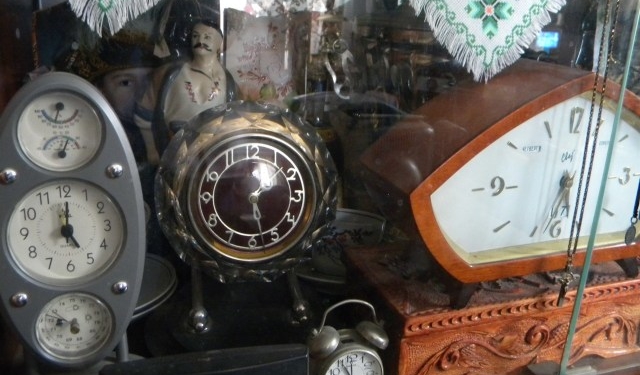 На Тернопільщині майстер колекціонує раритетні годинники і радіоприймачі