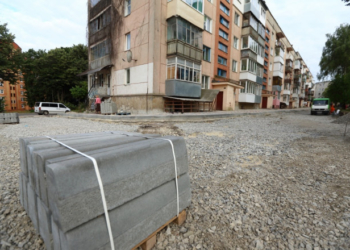 У Тернополі взялися ремонтувати ще один двір. Тепер на Довженка