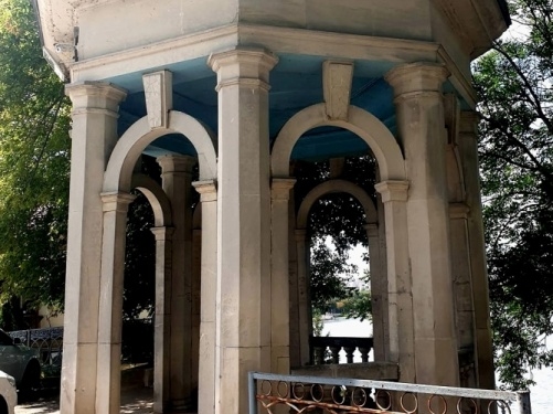 Неподалік Тернопільського замку розпочалася реконструкція альтанки