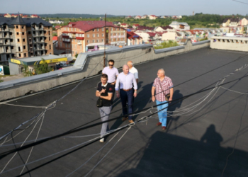 У Тернополі ремонтують покрівлі: ось як це виглядає