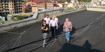 У Тернополі ремонтують покрівлі: ось як це виглядає