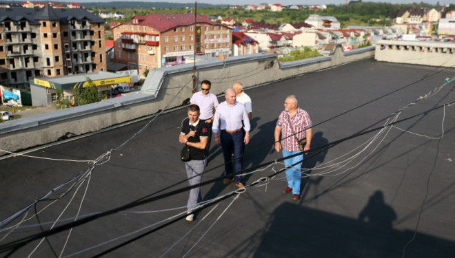 У Тернополі ремонтують покрівлі: ось як це виглядає