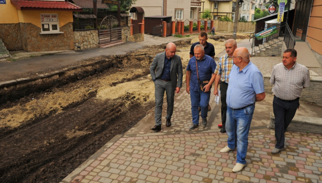 Як у Тернополі на Шпитальній ремонтують дорогу (фотофакт)