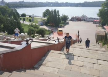 Завершується бетонування сходин та площадок лівого спуску сходів біля фонтану «Сльози Гронського»