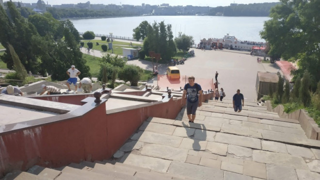 Завершується бетонування сходин та площадок лівого спуску сходів біля фонтану «Сльози Гронського»