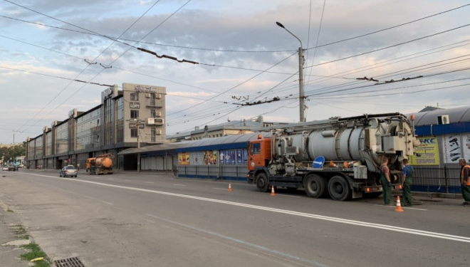 У Тернополі чистять ливневу каналізацію