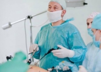 Тернопільський хірург Дмитро Осадчук у рік робить півтисячі операцій