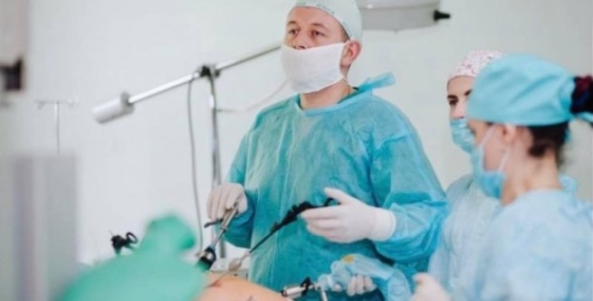 Тернопільський хірург Дмитро Осадчук у рік робить півтисячі операцій