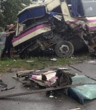 Рейсовий автобус та фура не розминулися на Тернопільщині, є потерпілі (Фото)