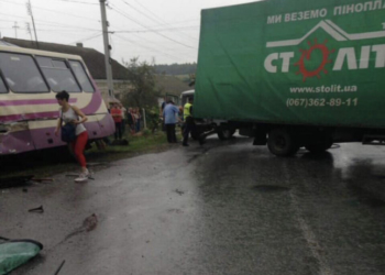 Рейсовий автобус та фура не розминулися на Тернопільщині, є потерпілі (Фото)
