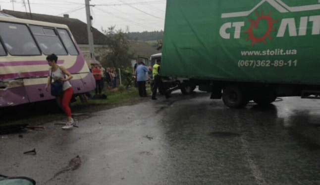 Рейсовий автобус та фура не розминулися на Тернопільщині, є потерпілі (Фото)