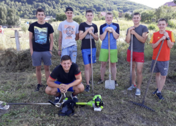 У селі на Теpнопільщині молодь самотужки облаштовує споpтивний майданчик