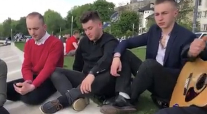 «Аж до мурашок»: у Тернополі на пляжі переспівали відомий хіт Скрябіна (Відео)