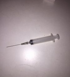 “Якщо б різко зайшла, то голка була би вже в грудях” — тернополянку перелякала небезпечна знахідка