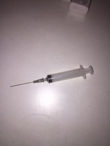 “Якщо б різко зайшла, то голка була би вже в грудях” — тернополянку перелякала небезпечна знахідка