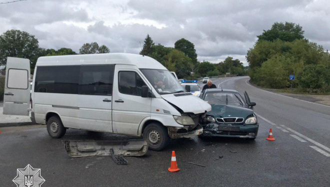 Неподалік Тернополя трапилася аварія: постраждав 72-річний водій (фотофакт)