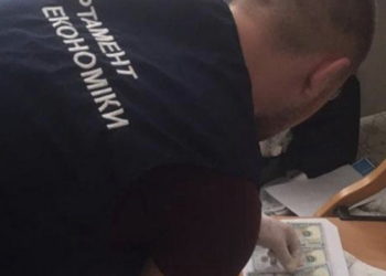 Завідувач відділення однієї з районних лікарень на Тернопільщині вимагав півтисячі доларів за оформлення пацієнтці групи інвалідності