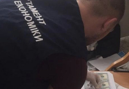 Завідувач відділення однієї з районних лікарень на Тернопільщині вимагав півтисячі доларів за оформлення пацієнтці групи інвалідності