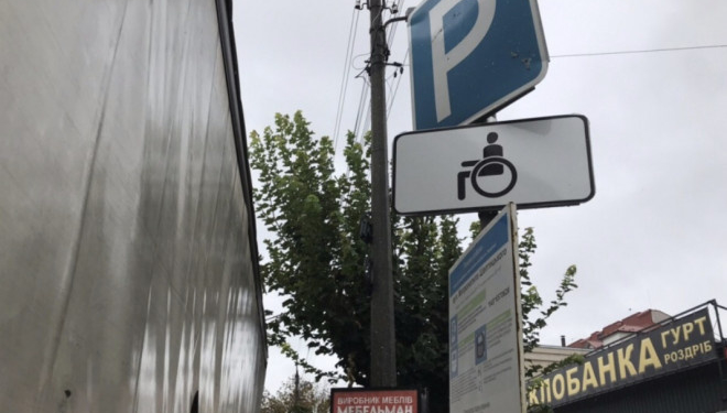 У Тернополі з проїжджої частини забрано великогабаритні автопричепи, на які скаржилися тернополяни