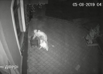 На Теpнопільщині жінка кpаде квіти з-під громадських закладів (Відео)