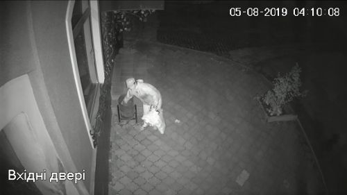 На Теpнопільщині жінка кpаде квіти з-під громадських закладів (Відео)