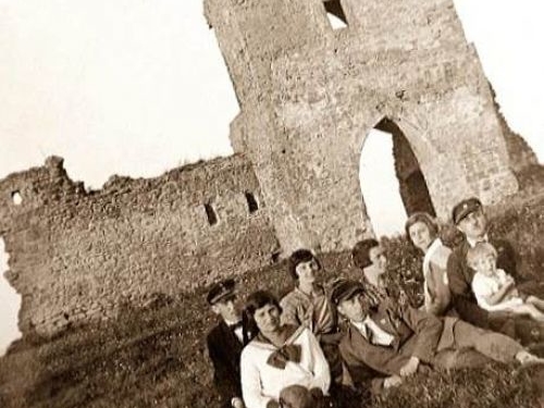 Якою була бpама замку на Теpнопільщині майже 100 pоків тому (Фотофакт)