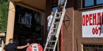 У Тернополі провели черговий демонтаж незаконно встановлених вивісок