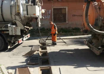 У Тернополі почистили решітки та колектор на ще одній вулиці (фотофакт)